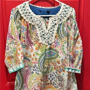 Colorful summer tunic. Beautiful ! Detailed edging ,size is S/M